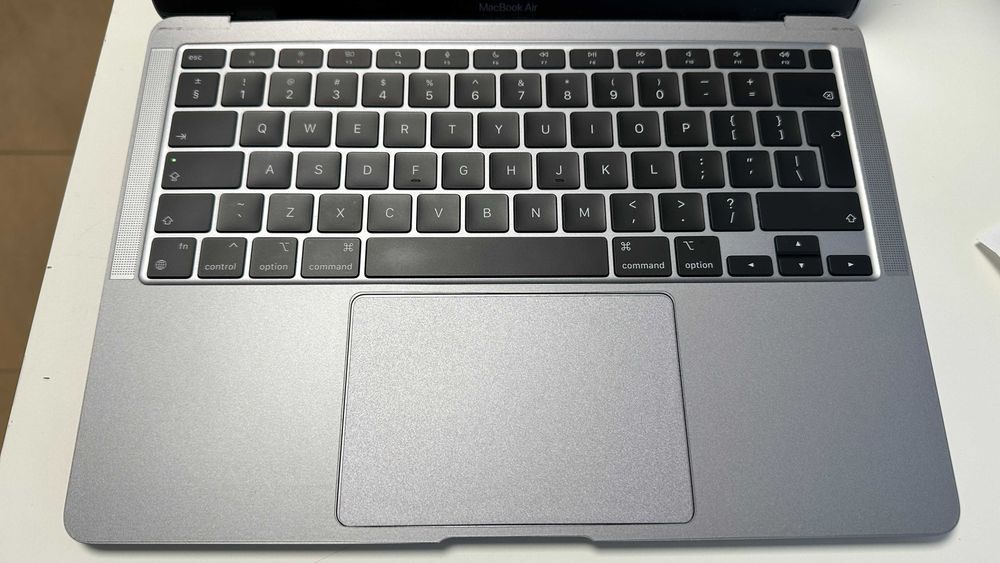 Продавам Apple MacBook Air 2020 M1 8GB RAM 256GB SSD