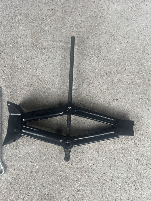 Оригинален крик и ключ за гуми за Митсубиши Оутландер 2010-2024г.