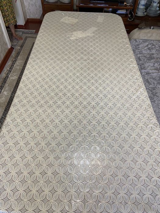 Кухонный коричневый стол