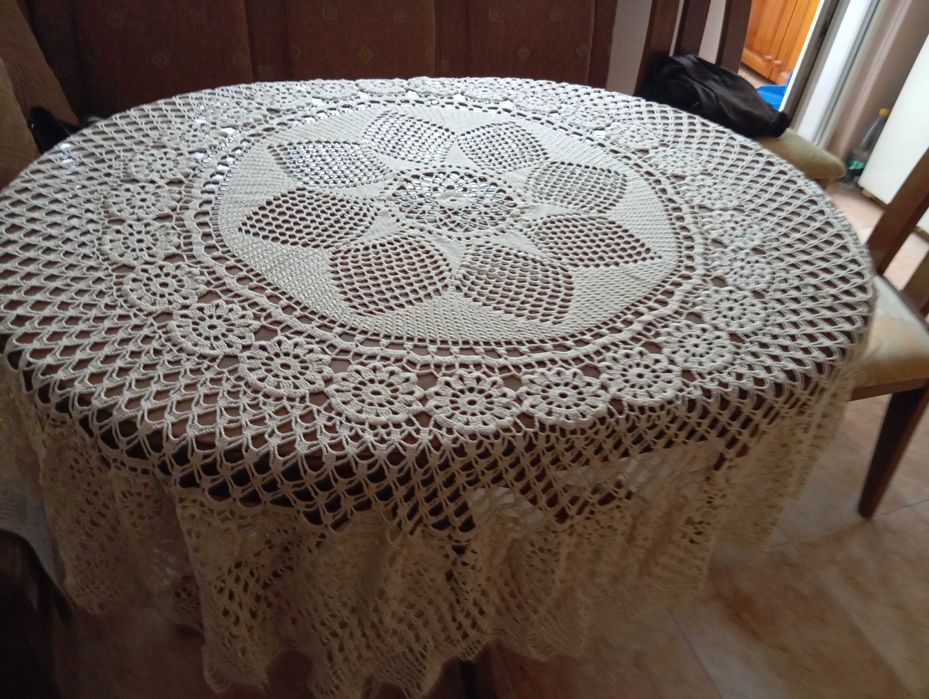Покривка за маса , нова,ръчно плетена на една кука диаметър 160 /160