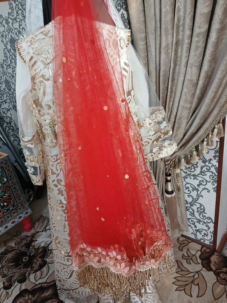 Ansanbil holati yaxshi 1-2marta kiyilgan 2ta sharf 3ta diadema.