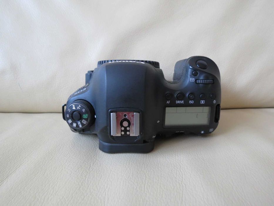 Aparat Foto DSLR Canon EOS 6D Mark II (Body) + 2 Baterii
