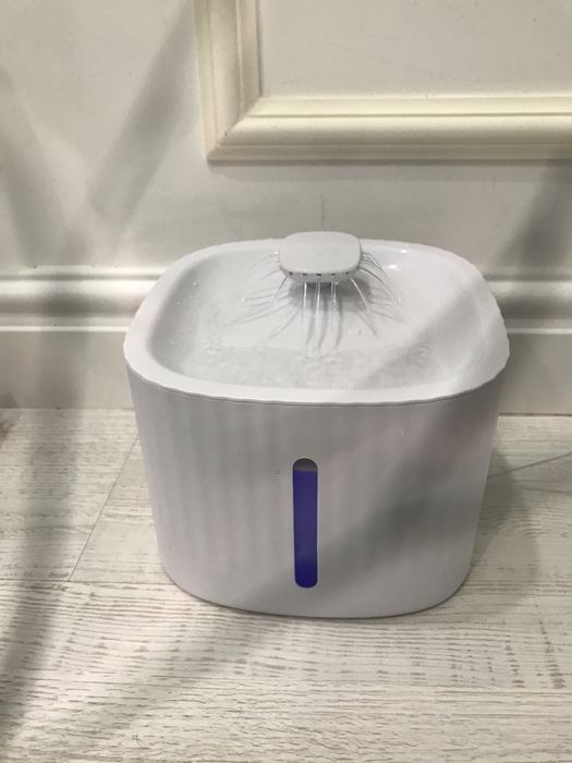 Автоматическая поилка для кошек и маленьких собак