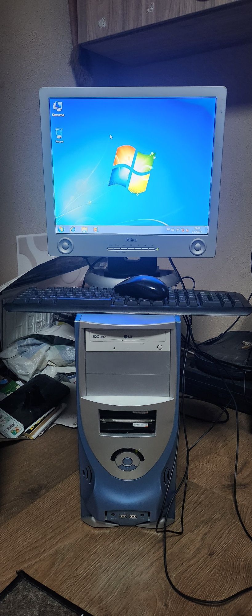 Компютър,монитор,клавиатура,мишка.