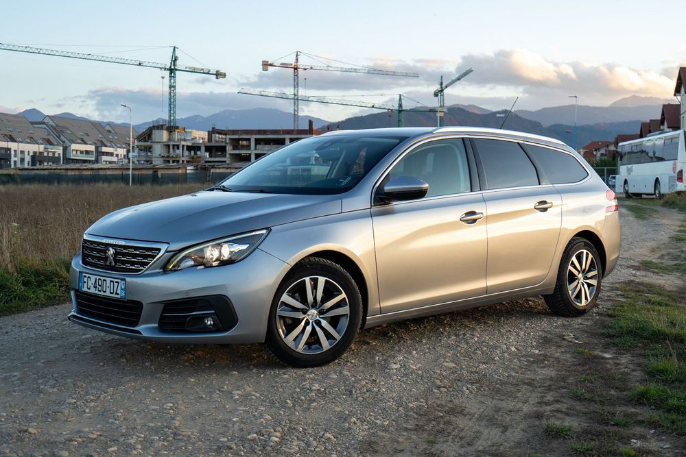Peugeot 308 Peugeot 308 1.2 benzină – versiunea Allure, echipare superioară