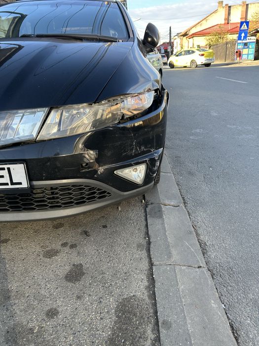 Honda Civic cu bara si farul avariate