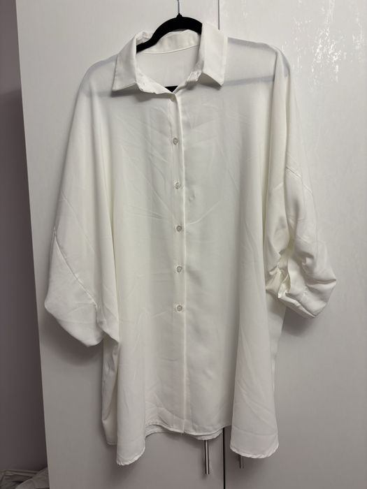 Еднакви ризи-черна, бяла и синя