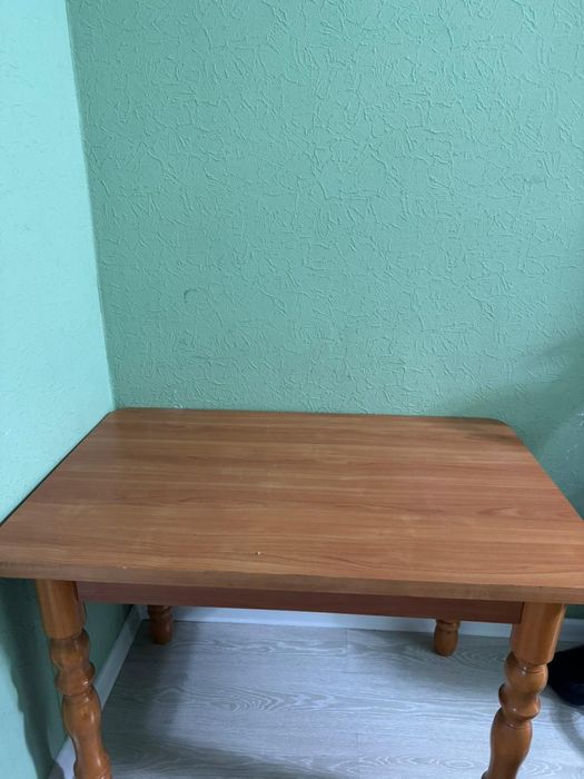 Продается стол в хорошем состаяний