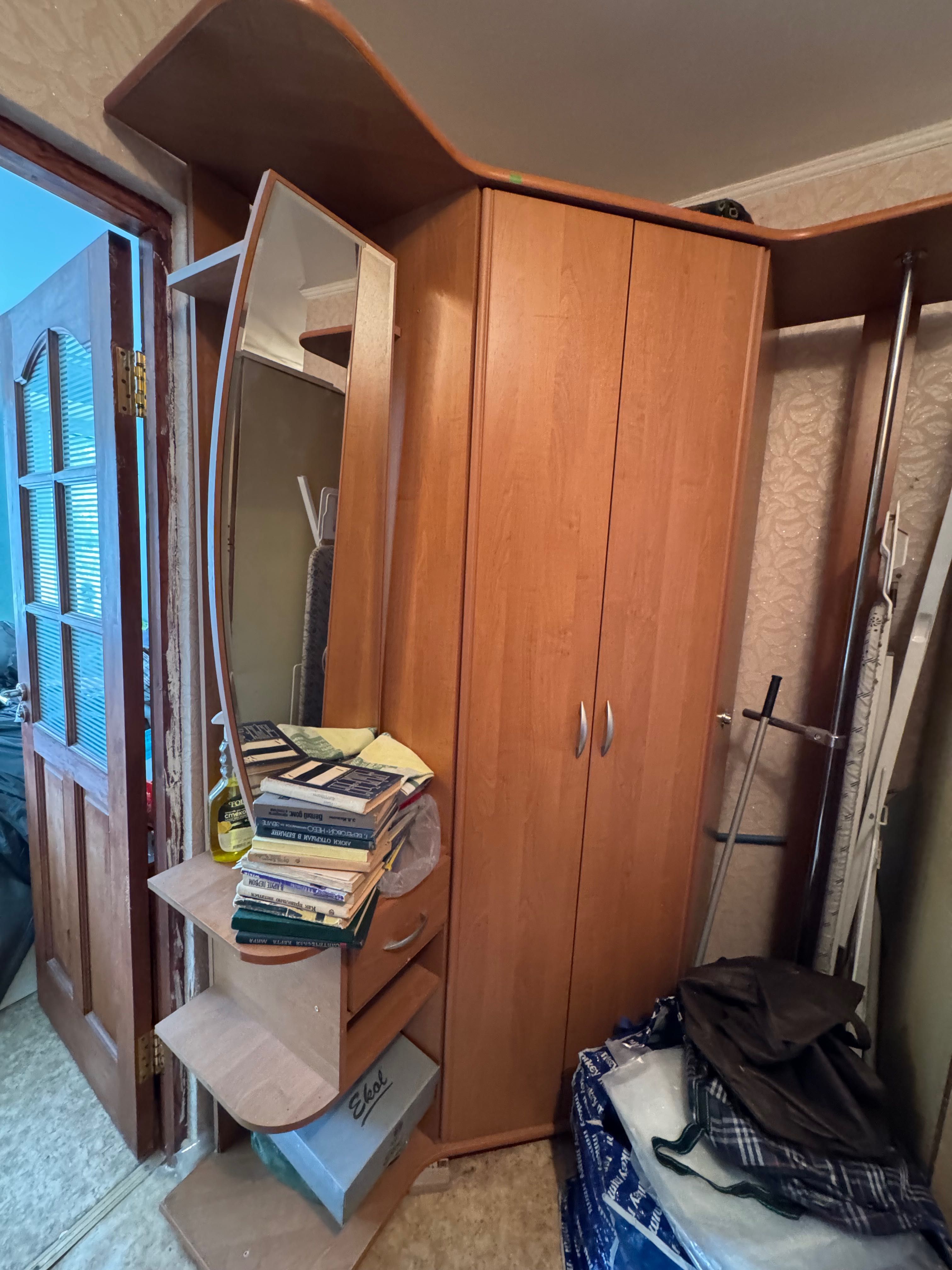 Шкаф угловой в отличном состоянии