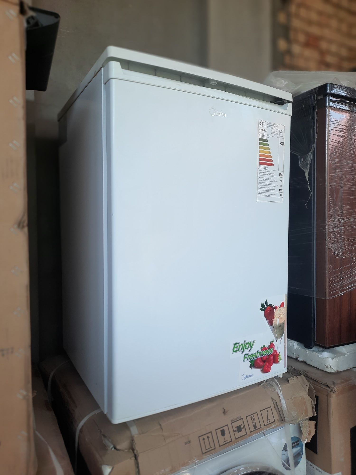 Продаётся MIDEA мини холодильник