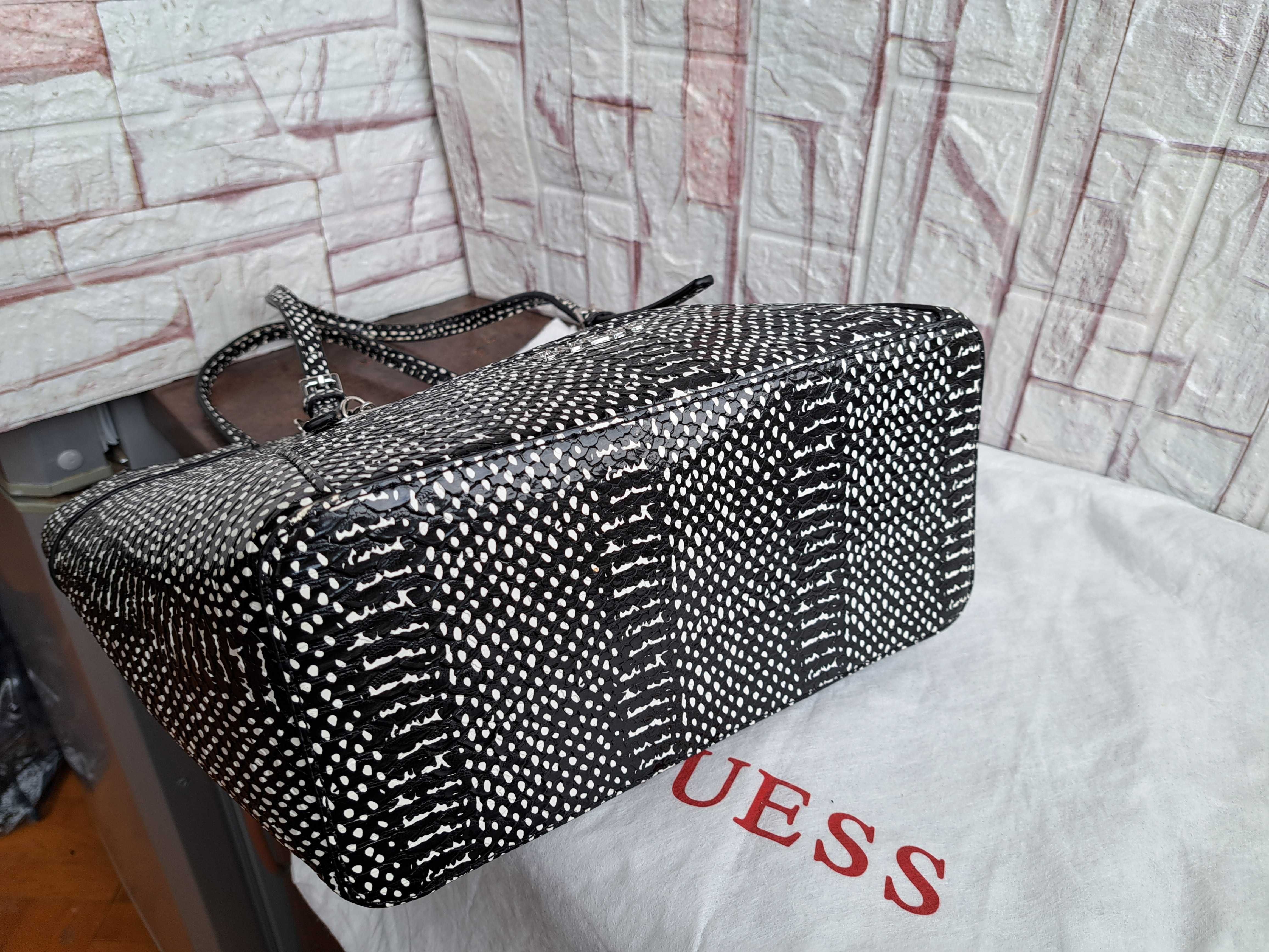 дамска чанта GUESS,черно /бяла