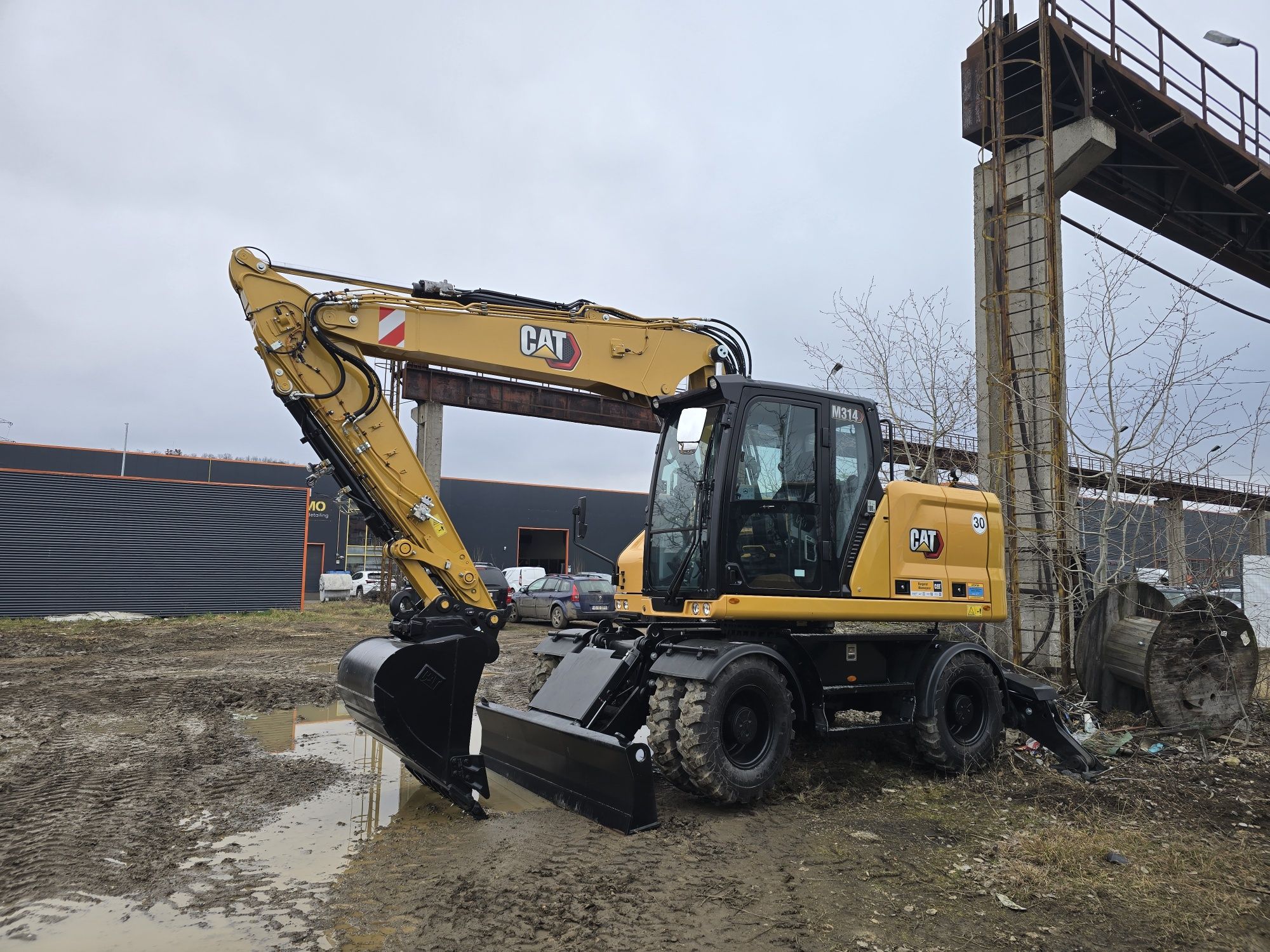 Inchiriez Excavator pe roti