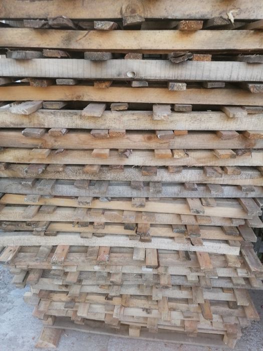 Vând paleti din lemn folosiți în stare buna