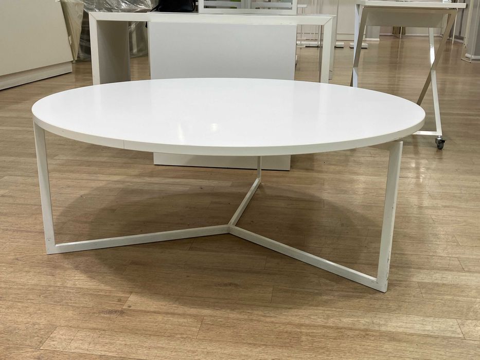 Продават се мебели от верига магазини за дрехи