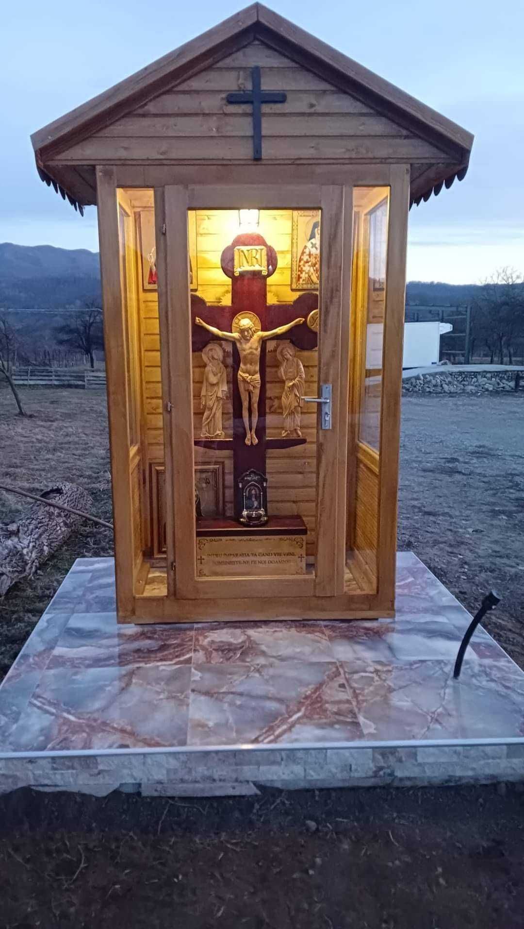 TROIȚE si cruci din lemn,  sculptate