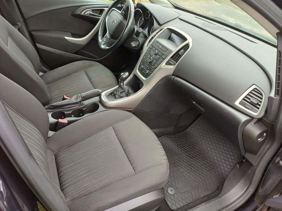 Vând Opel.astra J,Motor 1.400 cm benzina An 2011 Euro5