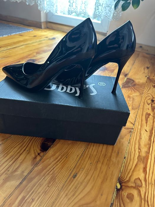 Елегантни черни обувки