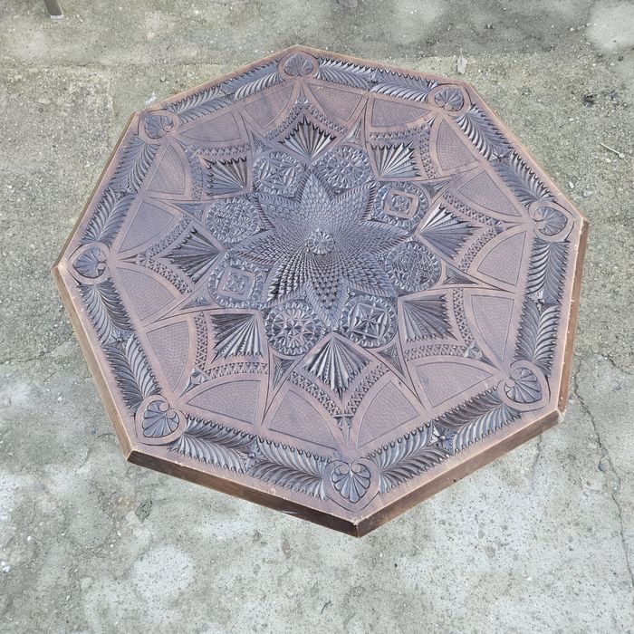 Masă octogonală din lemn, sculptată manual, cu modele