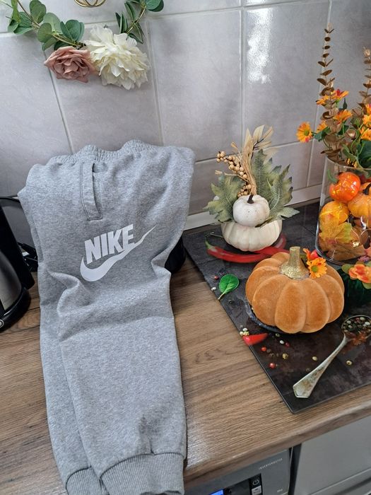 Pantaloni si hanorac Nike pt 10-11 ani