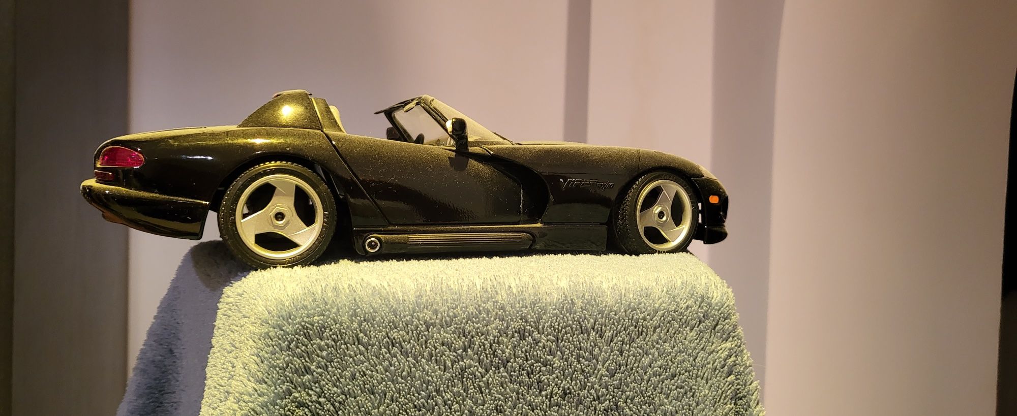 Macheta 1/18 dodge viper burago