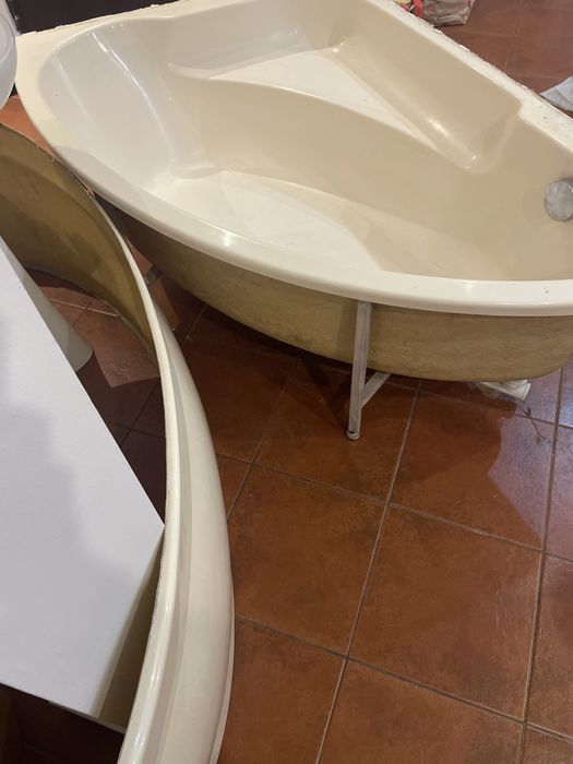 Cada pe semirotund 150/100 cm - chiuveta cu pocior - wc bazin ceramic