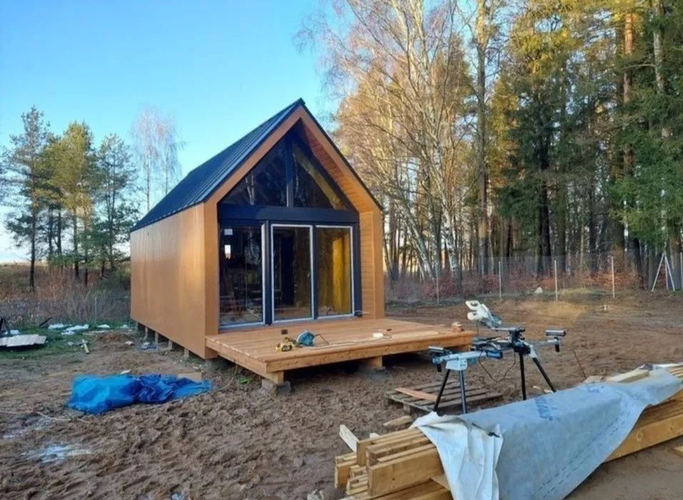 Cabane stil-aframe pe piloni de beton la cheie sau la rosu