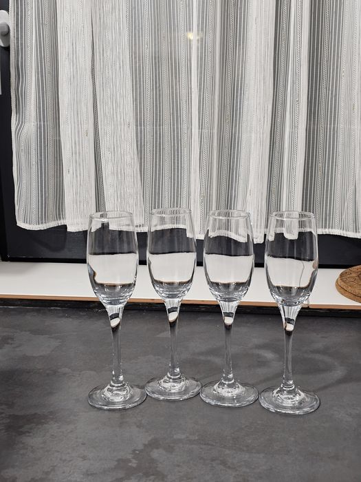 Vand Vand set de 4 pahare pentru şampanie.