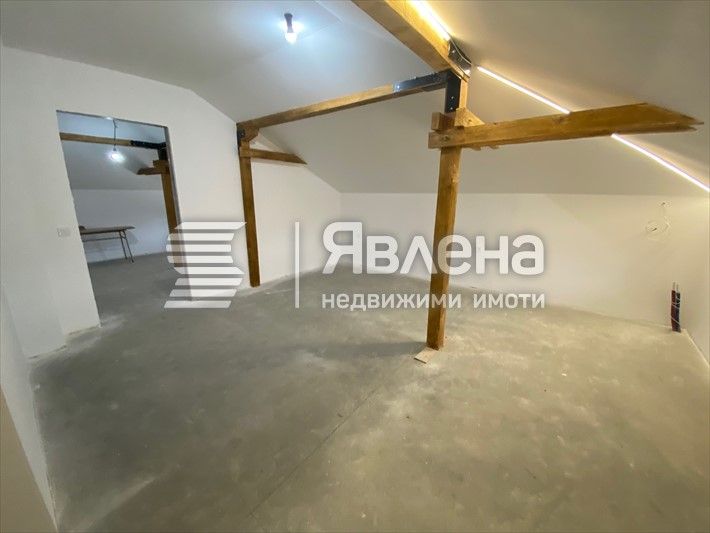 Нова къща, на метри от спирка и главен път