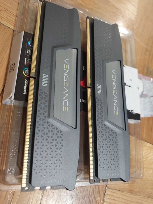 32GB 5200MTs CL40 Corsair Vengance,  AMD EXPO DDR5