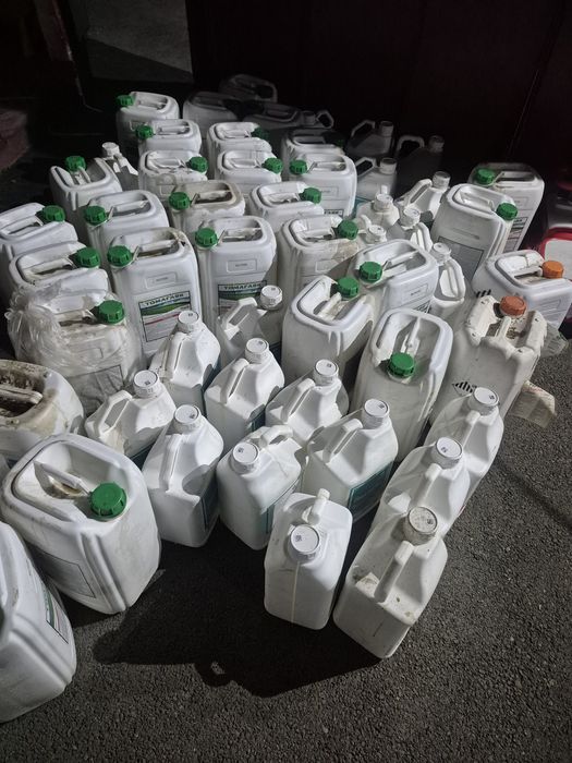 Канистры по 20 и 10 литров.