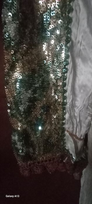 Costum national din paiete și mărgele