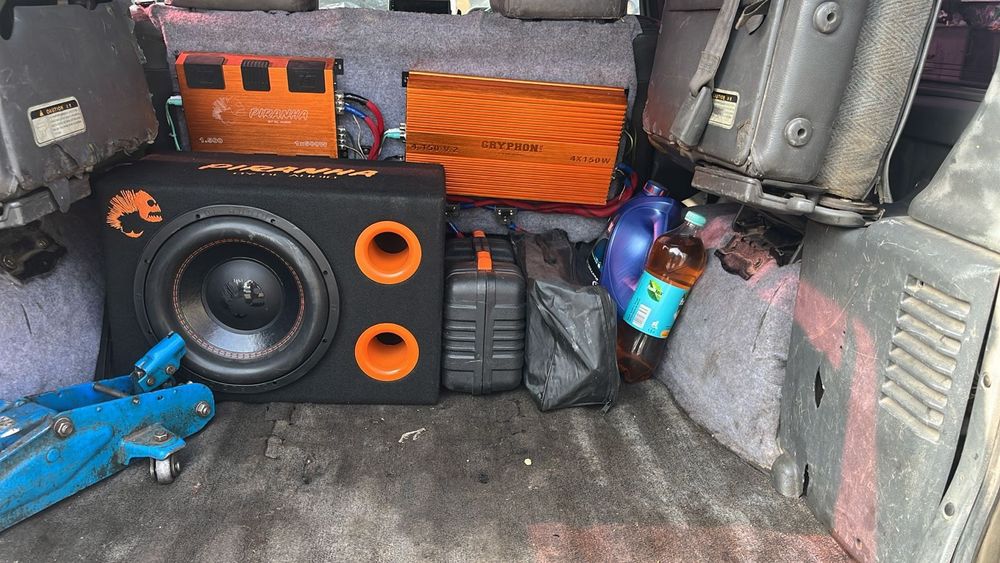 Состояние отличное музыка громкая играет идеально