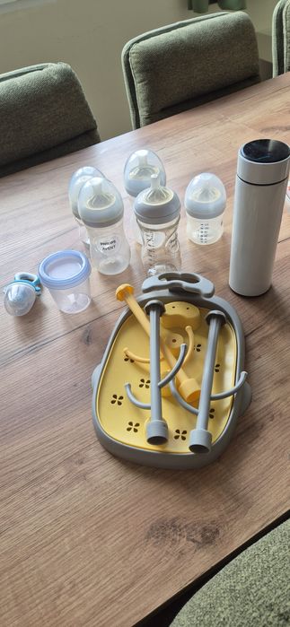 Шишета, термос и стойка за шишета