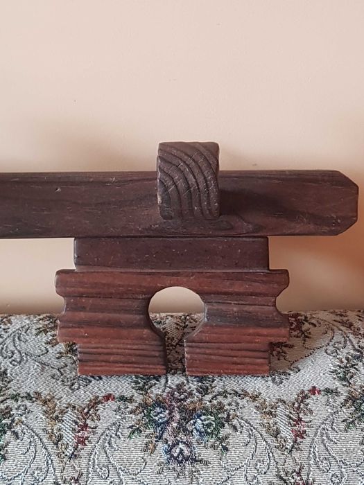 Старинна дървена закачалка