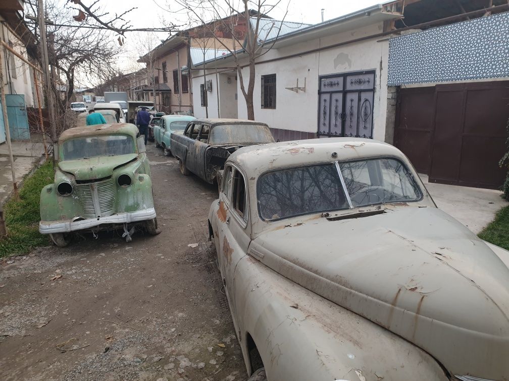 Автомобильи старый времён СССР.