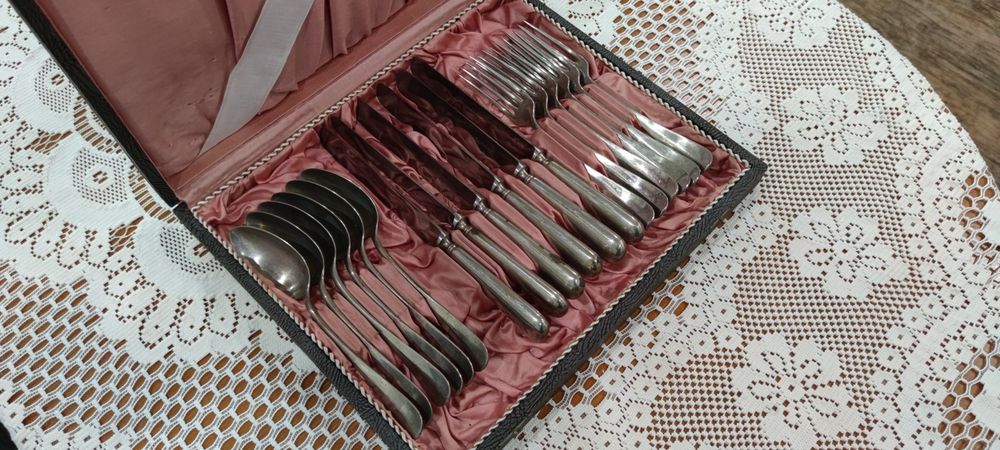 Стари Прибори за Хранене