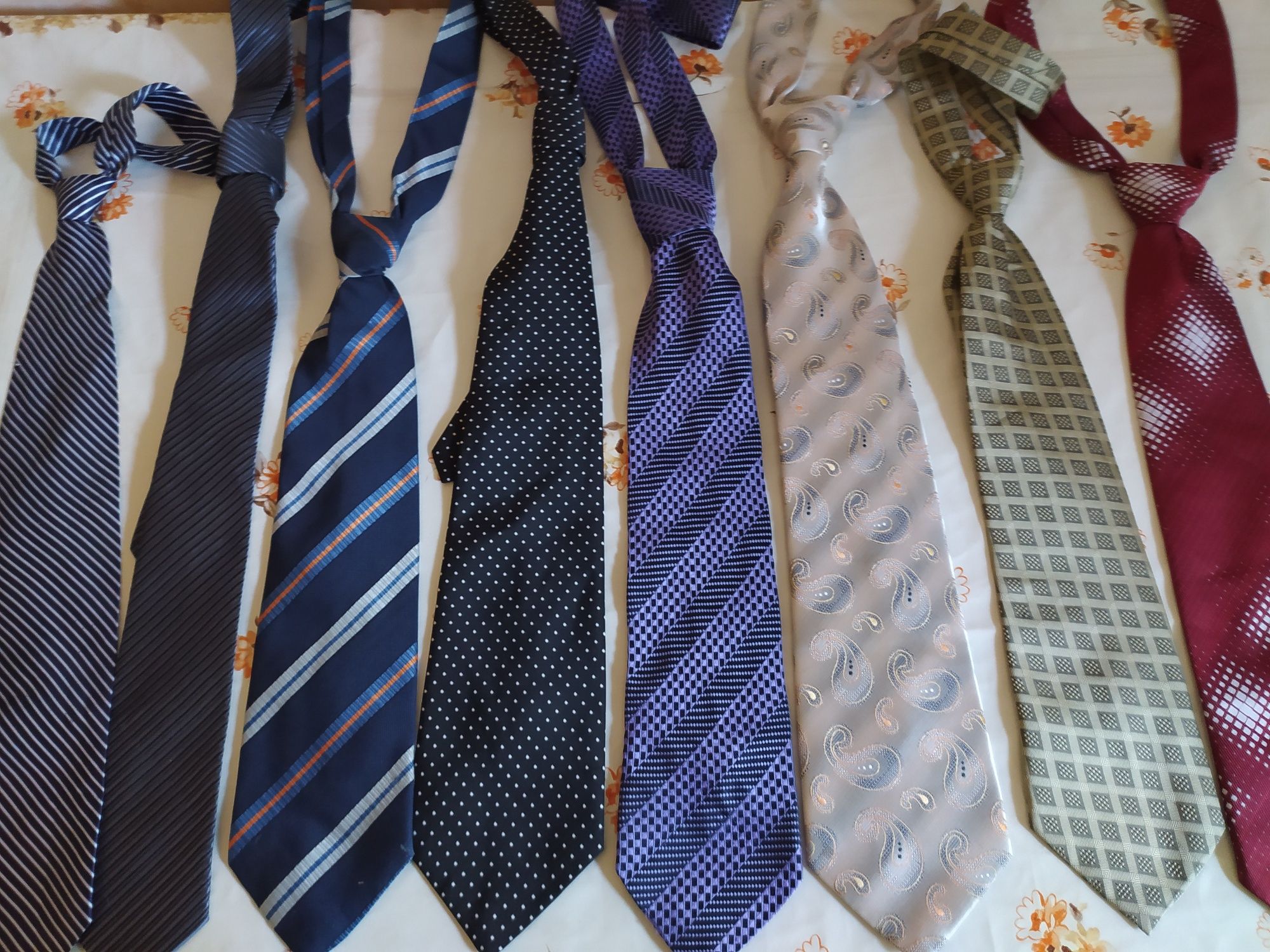 Продам галстуки разные по 300 тенге за штуку