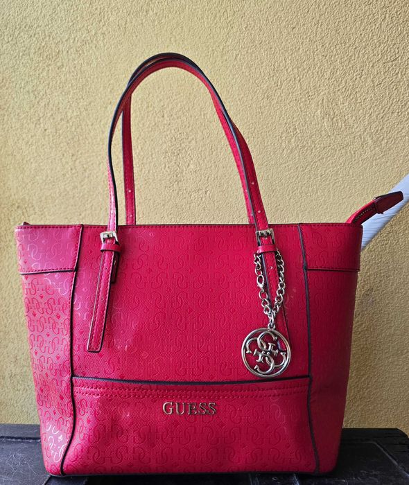 Guess оригинална дамска чанта в малиново червен цвят