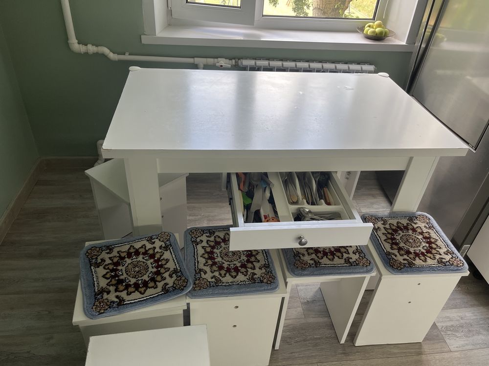 Продаю кухонный стол с табуретками