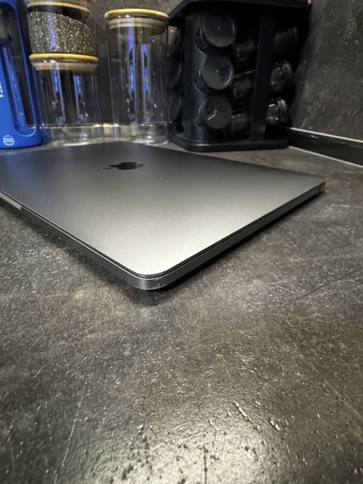 Macbook pro 13 8RAM/256GB 2017г.