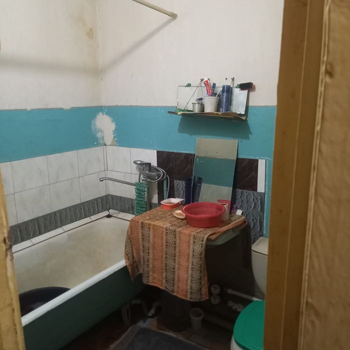 Октябрь бозор квартира 2 хонали сотилади