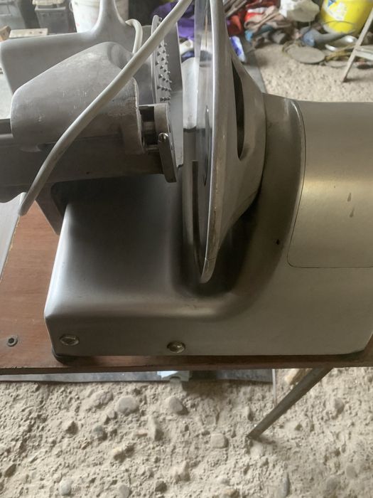 Vand feliator profesional pentru carne