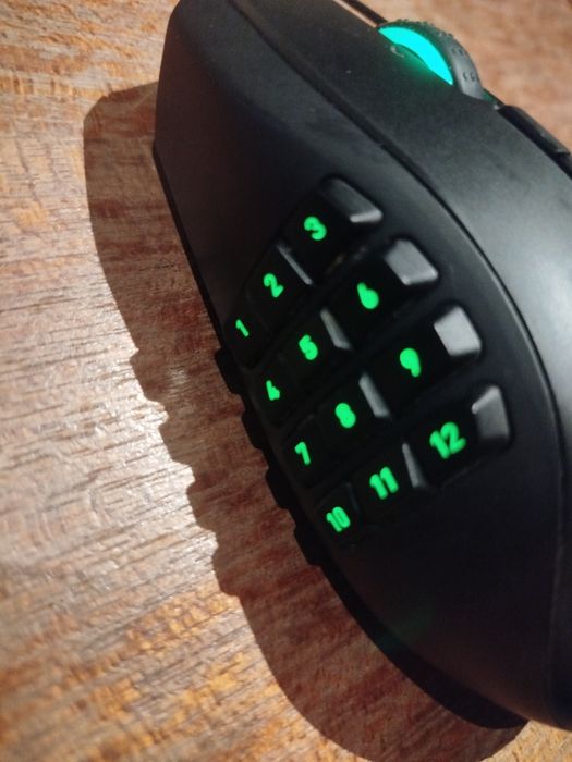 Razer Naga 2014 – геймърска MMO мишка с 19 бутона, зелена подсветка
