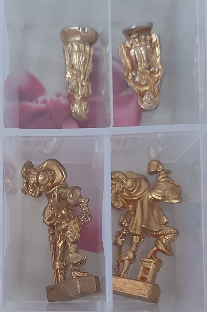 Figurine aurii din metal