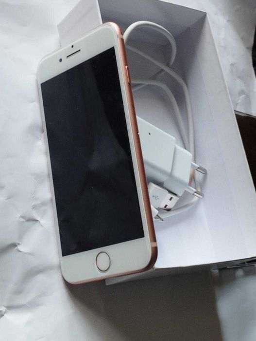 iphone 8 64,gold,nou,nefolosit PLUS HUSA NOUA CADOU