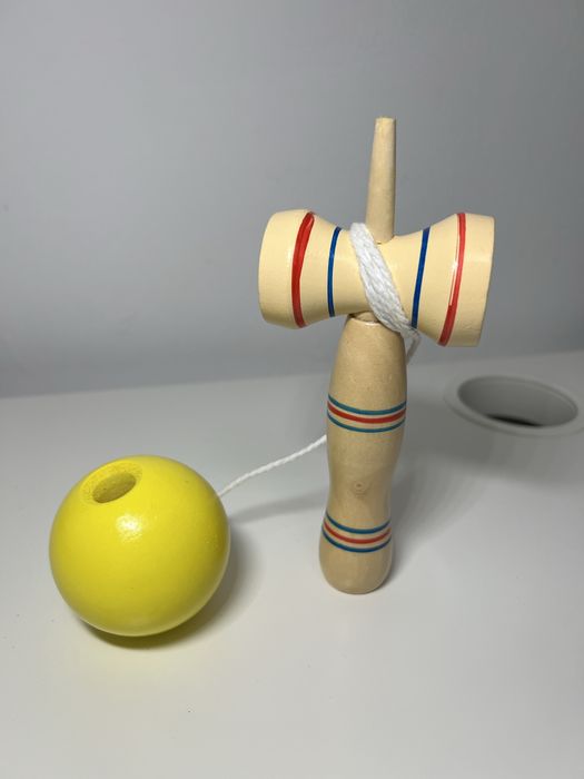 Kendama de Lemn cu Bila Colorata (NOUĂ)