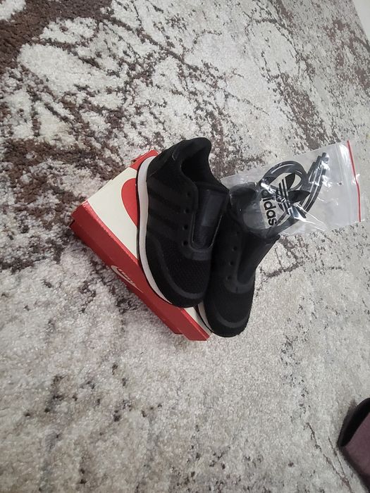Adidasi adidas sunt noi