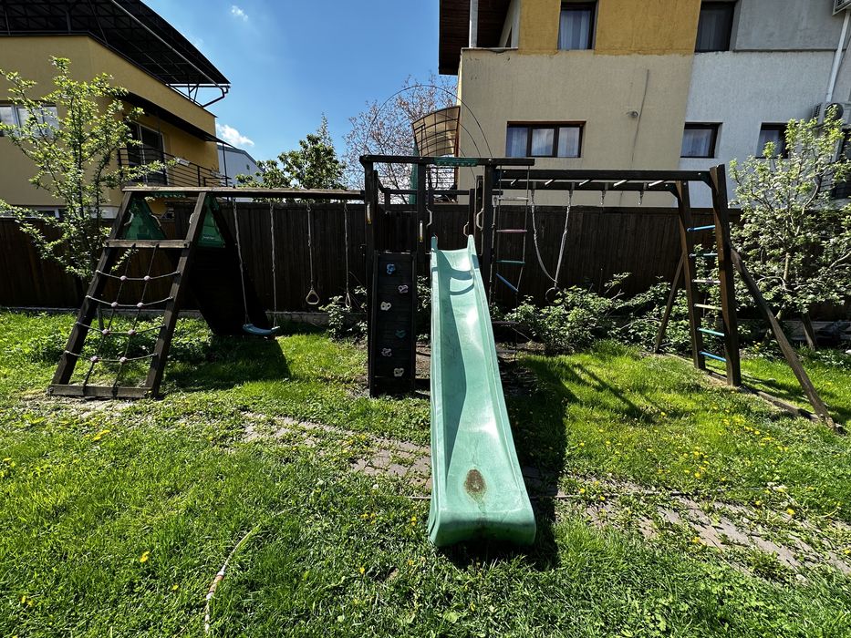 Loc de joacă cu tobogan și hintă
