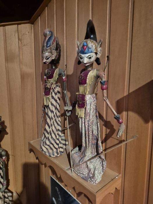 Vand 4 papusi statatuete,made in Indonezia , vechime -35-50 ani minim