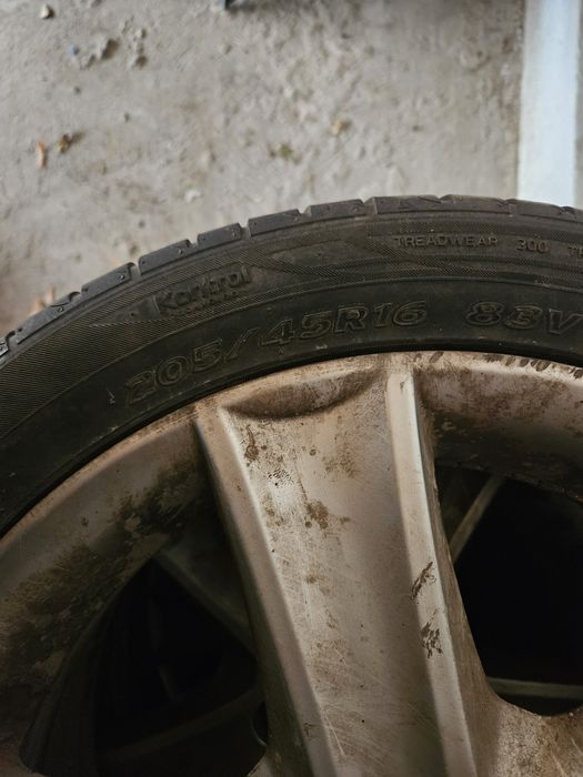 5 roți Fiat Punto, 4 roți Renault Megane,4 roți Skoda Fabia